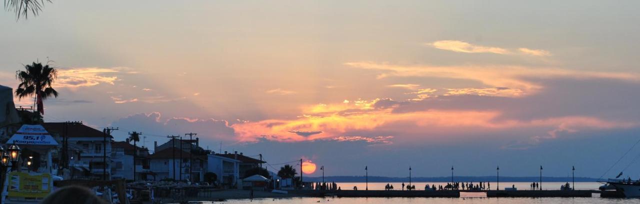 Eleni'S Sea View Apartments Pefkochori Bagian luar foto